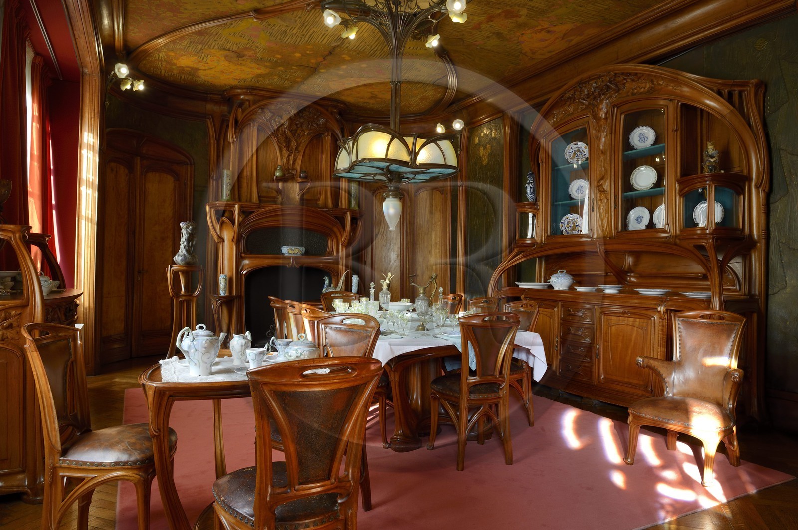 France, Meurthe-et-Moselle (54), Nancy, musée de l'Ecole de Nancy, salle à manger Masson de style Art Nouveau (1903-1906), mobilier et menuiseries par Eugène Vallin, panneaux de cuir et plafond de Victor Prouvé