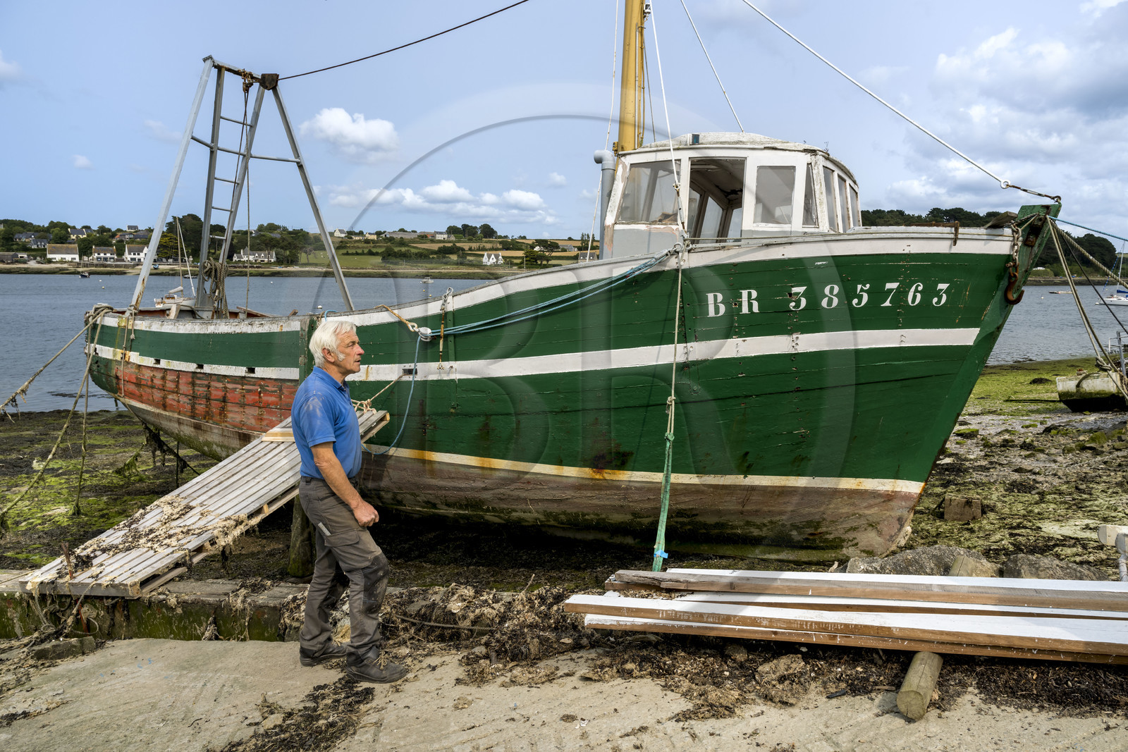 France, Finistère (29), Pays des Abers, port de Saint-Pabu sur l'Aber Benoit, chantier de construction navale Bégoc spécialisé dans la restauration de bateau en bois, dragueur en bois des années 60 specialement conçu pour la famille Madec pour l'ostréiculture