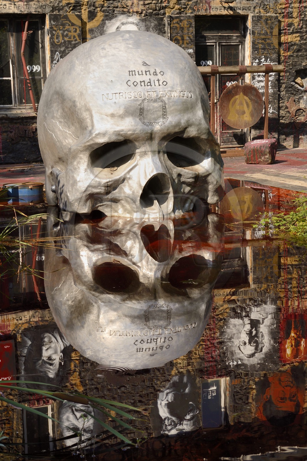 France, Rhône (69), Saint-Romain-au-Mont-d'Or, la Demeure du Chaos, l'œuvre d'art est basé sur la transformation sans fin de la maison du XVIIème siècle de l'artiste plasticien Thierry Ehrmann en une réplique de zone de guerre à l'image du monde présent