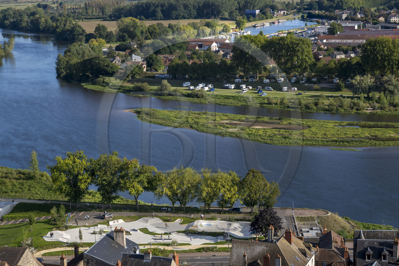 France, Nièvre (58), Nevers, le skatepark en bordure de Loire, le port de plaisance de la Jonction en arrière plan