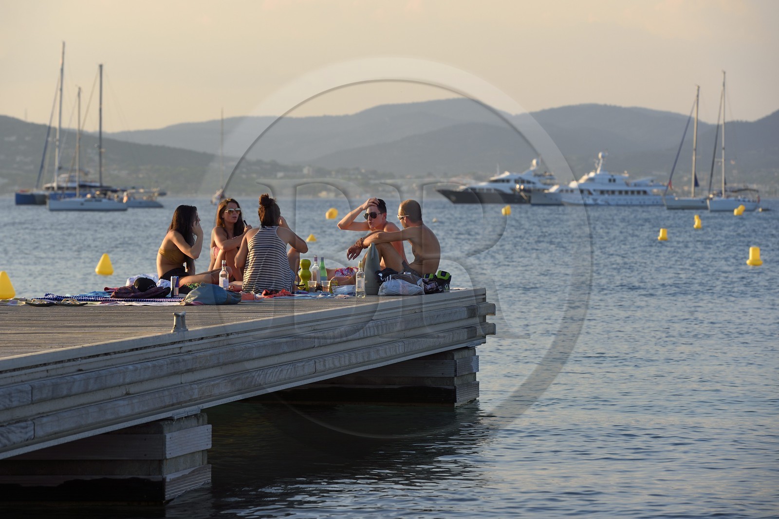 France, Var (83), Saint-Tropez, baie des Canebiers, moments entre amis sur le ponton de la plage des Canebiers
