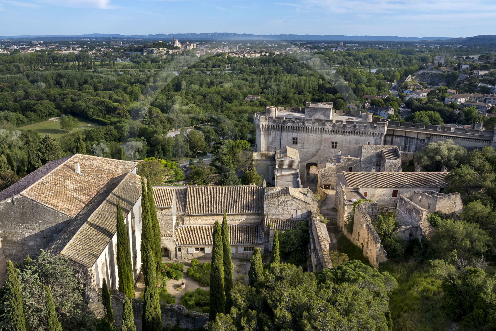 France (30), Gard, Villeneuve-lès-Avignon, l'ancienne abbaye bénédictine et Fort Saint André, le Palais des Papes  à Avignon classé Patrimoine mondial de l'UNESCO et le massif montagneux des Alpilles en arrière plan (vue aérienne)