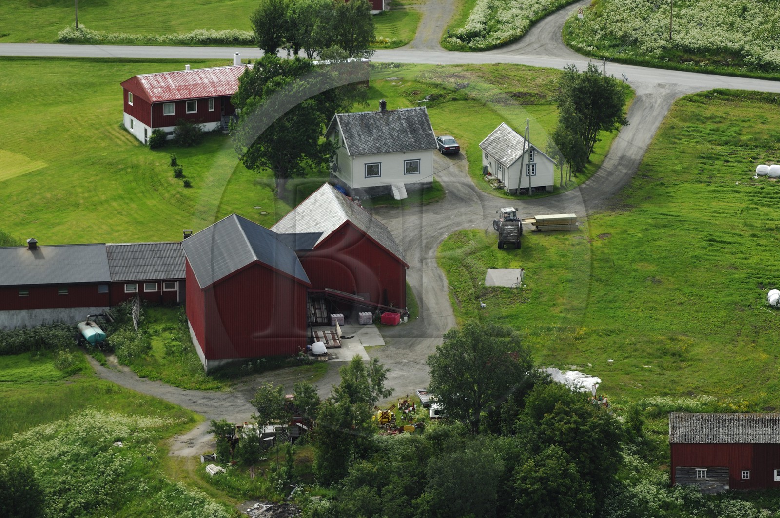 Norvège, Troms, habitations dans le Solbergfjorden au sud de Tromso (vue aérienne)