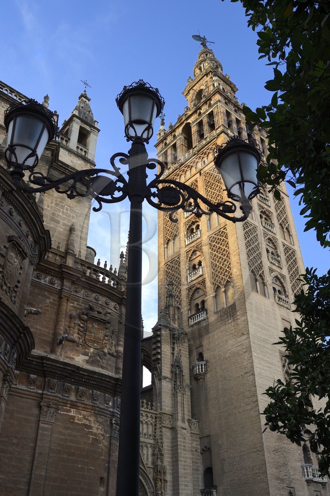 Espagne, Andalousie, Séville, quartier de Santa Cruz, la Giralda, ancien minaret almohade de la Grande Mosquée reconverti en clocher de la cathédrale, classé Patrimoine Mondial de l'UNESCO
