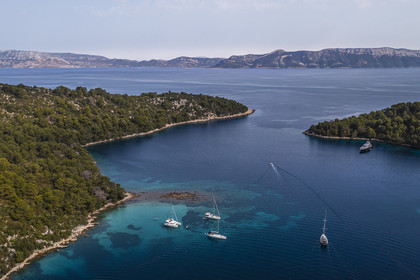 Croatie, Dalmatie, cote dalmate, Ile de Mljet, Parc national de Mljet, mouillage de voiliers dans la baie de Polace (vue aérienne)