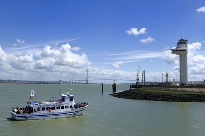 France, Calvados (14), le Pont de Normandie enjambe la Seine pour relier les villes de Honfleur et du Havre, entrée du port de Honfleur