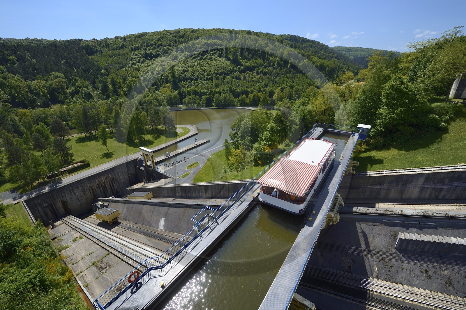 France, Moselle (57), le plan incliné de Saint-Louis-Arzviller est un ascenseur à bateaux qui fait partie du canal de la Marne au Rhin et  et permet la traversée des Vosges, il remplace 17 écluses