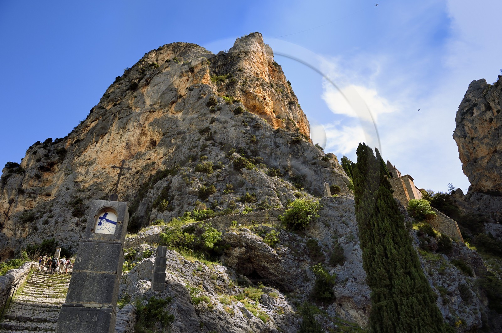 France, Alpes-de-Haute-Provence (04), Parc Naturel Régional du Verdon, Moustiers-Sainte-Marie, labellisé Les Plus Beaux Villages de France, escalier en pierre du chemin de Croix qui monte à la chapelle Notre-Dame de Beauvoir