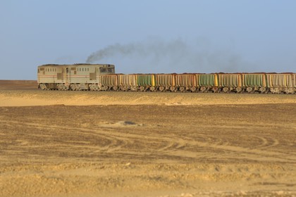 Egypte, désert libyque, seul train du désert occidental, relie la mine de fer de Bahareyya au Caire