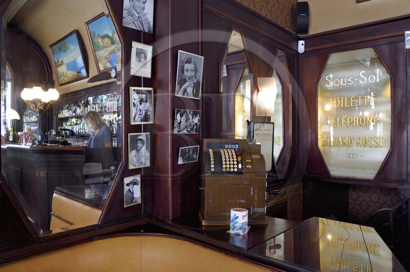 France, Allier (03), Vichy, restaurant Brasserie du Casino et des Artistes au décor Art déco et aux lambris d’acajou comportant de nombreuses glaces biseautées