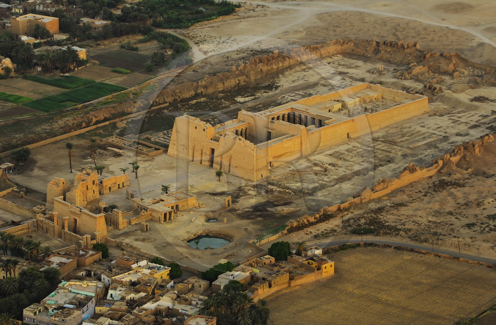 Egypte, Haute Egypte, vallée du Nil, environs de Louxor, nécropole thébaine classée Patrimoine Mondial de l'UNESCO, Thèbes Ouest, Medinet Habou, temple de Ramses III (vue aérienne)