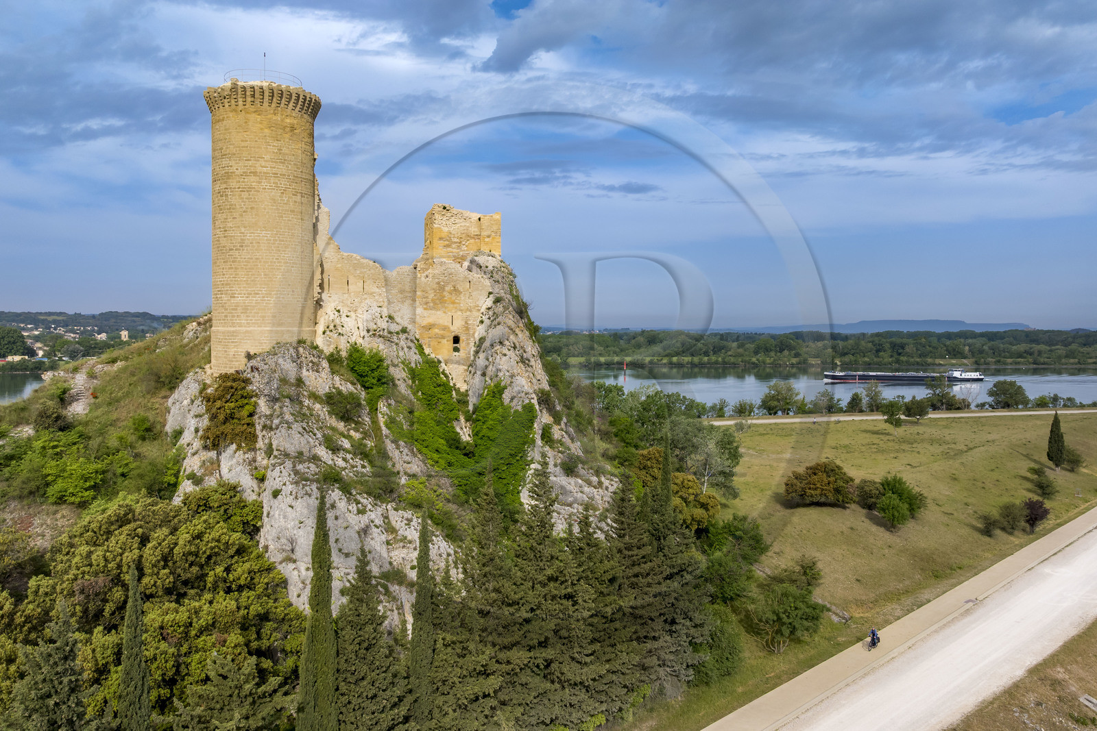 France, Vaucluse (84), Châteauneuf-du-Pape, le chateau de L'Hers (Xe siècle) sur les bords du Rhone domine la véloroute Via Rhona (vue aérienne)