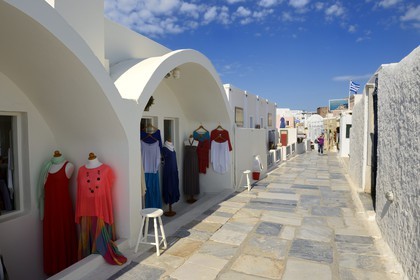 Grèce, Les Cyclades, mer Égée, île de Santorin (Thira ou Théra), village de Oia, la rue principale