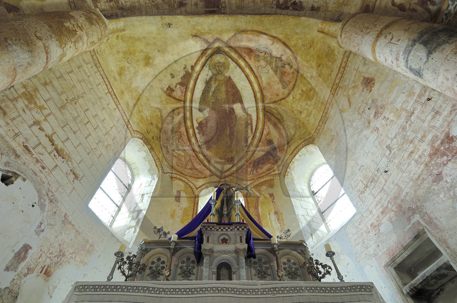 France, Loir-et-Cher (41), Lavardin, labellisé Les Plus Beaux Villages de France, église Saint-Genest de style roman du XI siècle, fresque du Chœur, Christ en Majesté