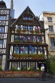 France, Seine-Maritime (76), Rouen, place du Vieux Marché, le restaurant La Couronne dans une maison à pans de bois de 1345 serait la plus vieille auberge de France