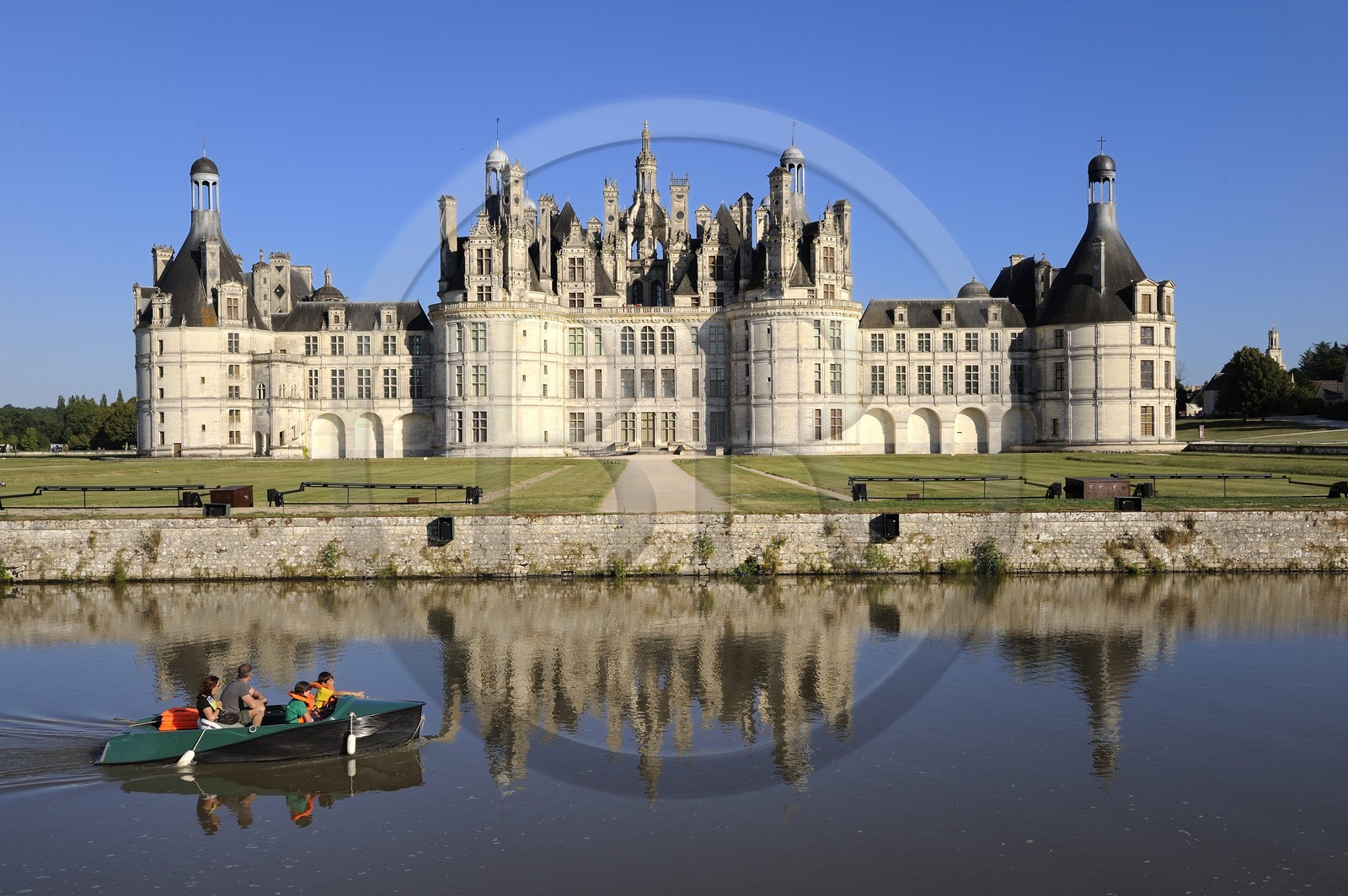 France, Loir et Cher (41), Vallée de la Loire classée Patrimoine Mondial de l' UNESCO, château de Chambord, découverte en barque électrique