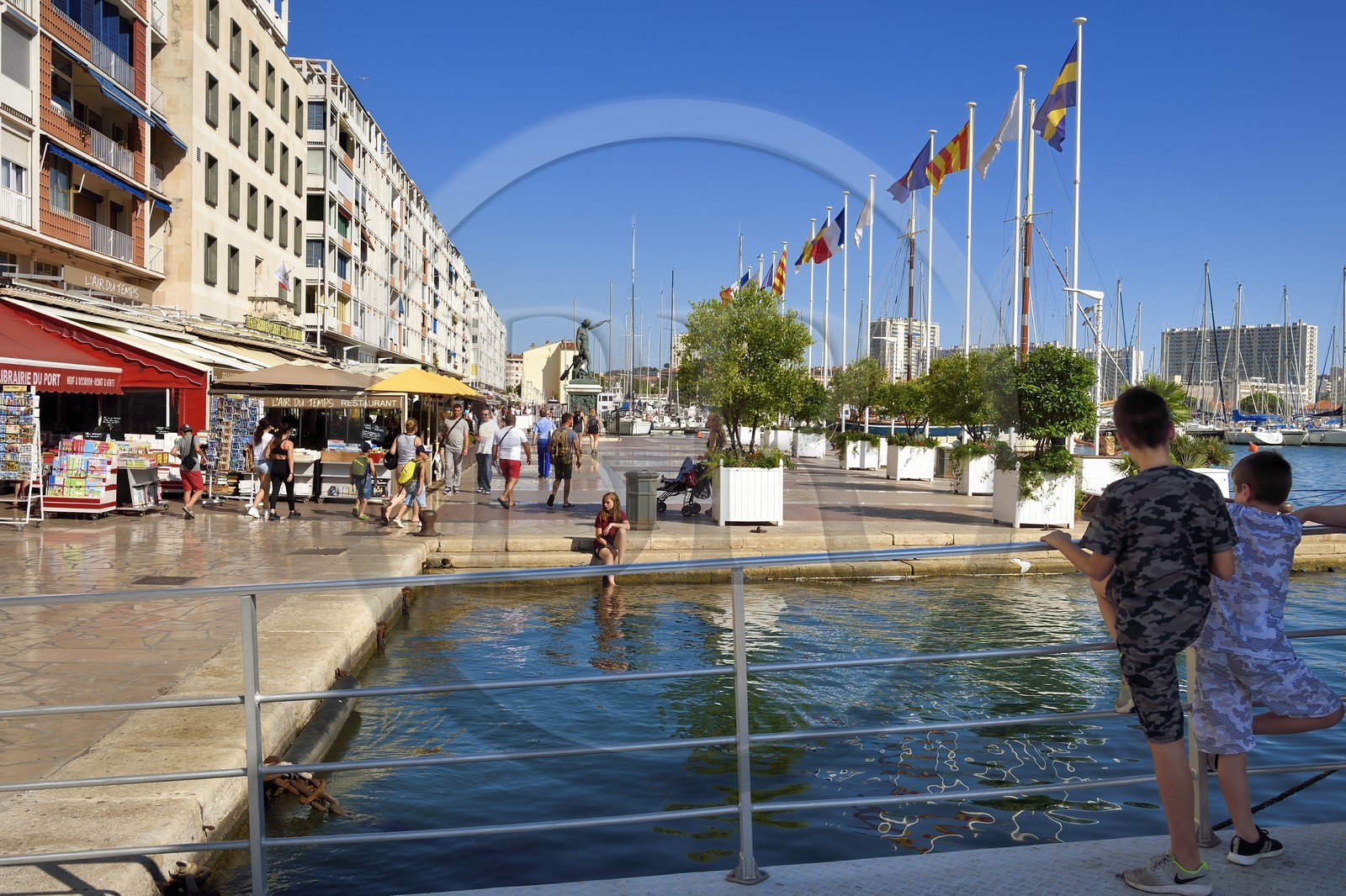 France, Var (83), Toulon, quai Cronstadt, statue du Génie de la Navigation de 1847 appelée Cuverville par les toulonnais devant les barres d'immeubles conçues par De Mailly suite aux bombardements de 1944