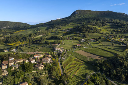 France, Vaucluse (84), Dentelles de Montmirail, le village de Suzette entouré par le vignoble et le sommet de la crète de Saint Amand en arrière plan (vue aérienne)