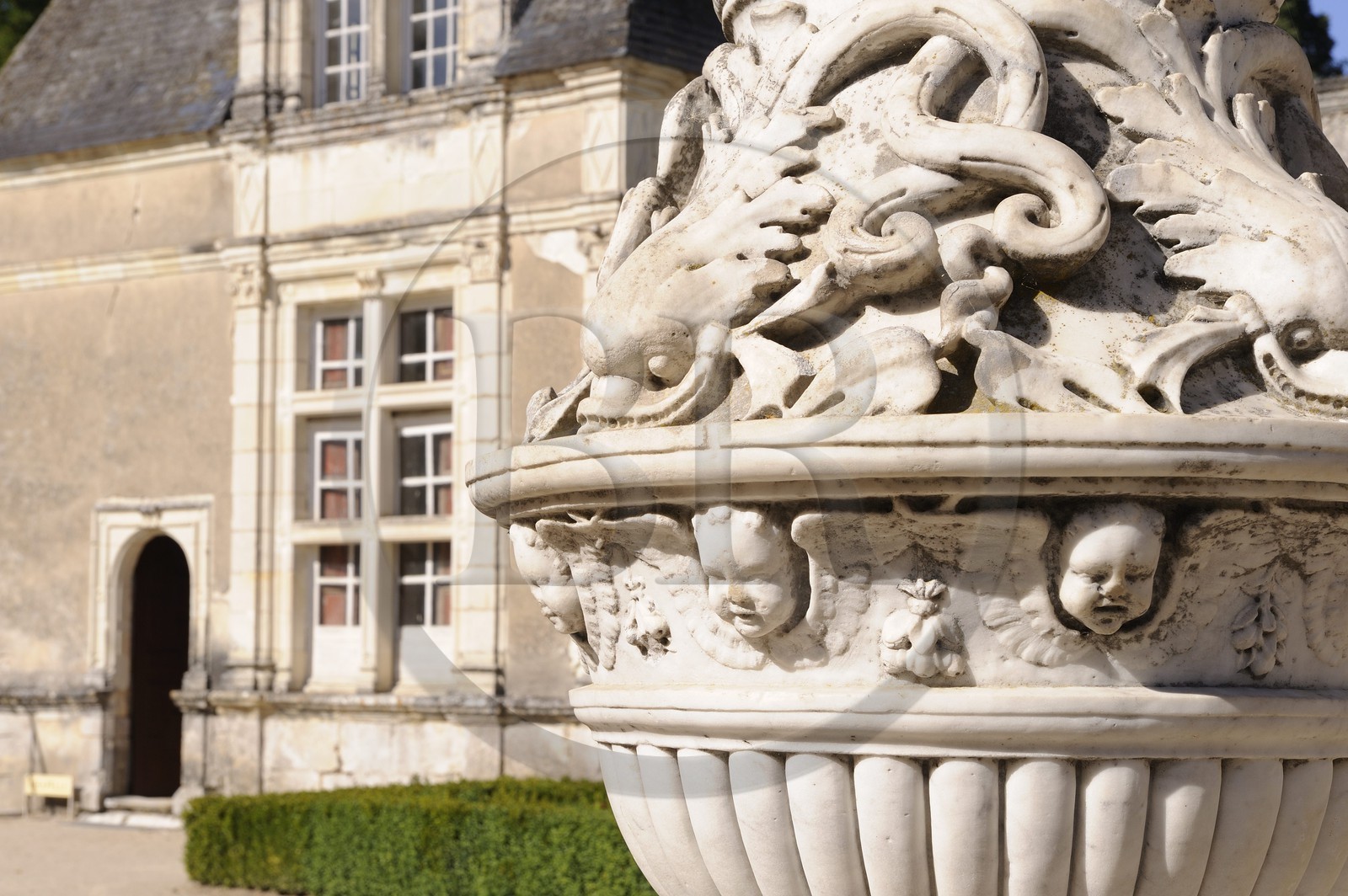France, Loir-et-Cher (41), château de Villesavin (châteaux de la Loire), vasque italienne en marbre blanc dans la cour d'honneur