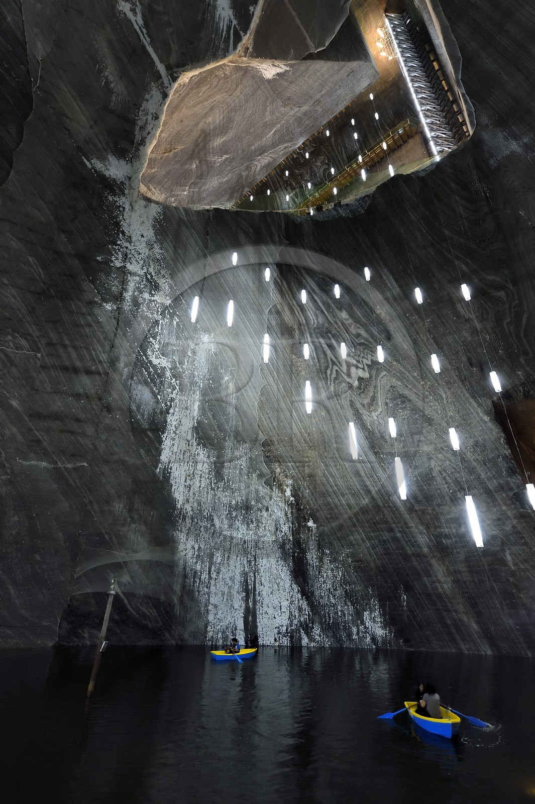 Roumanie, Transylvanie, région de Cluj, Turda, ancienne mine de sel de Turda dont l'exploitation a commencée à l'époque romaine, transformée en centre de loisirs et de santé, le lac souterrain