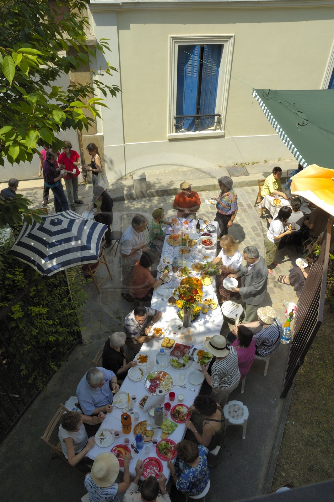 France, Paris (75), quartier de Ménilmontant, Fête des voisins - Immeubles en fête au Passage des Soupirs