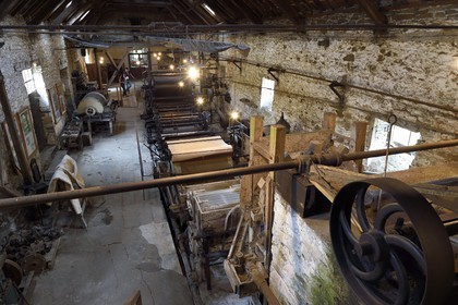 France, Dordogne (24), Périgord Noir, Payzac, ancienne Papeterie de Vaux, Ecomusée Européen du papier de paille, piles hollandaises et cylindres chauffants, la production de la papeterie de Vaux consistait en la fabrication de papier de paille de seigle, principalement utilisé dans l'alimentation et l'emballage