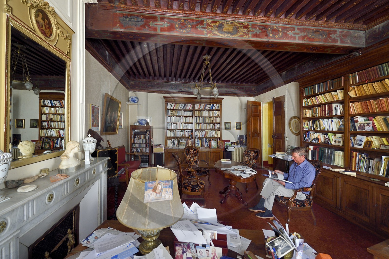 France, Bouches-du-Rhône (13), Arles, François Debost dans le salon d’apparat de son hotel particulier de Donine