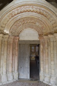 France, Marne (51), village de Saint-Amand-sur-Fion, église Saint-Amand, porte romane