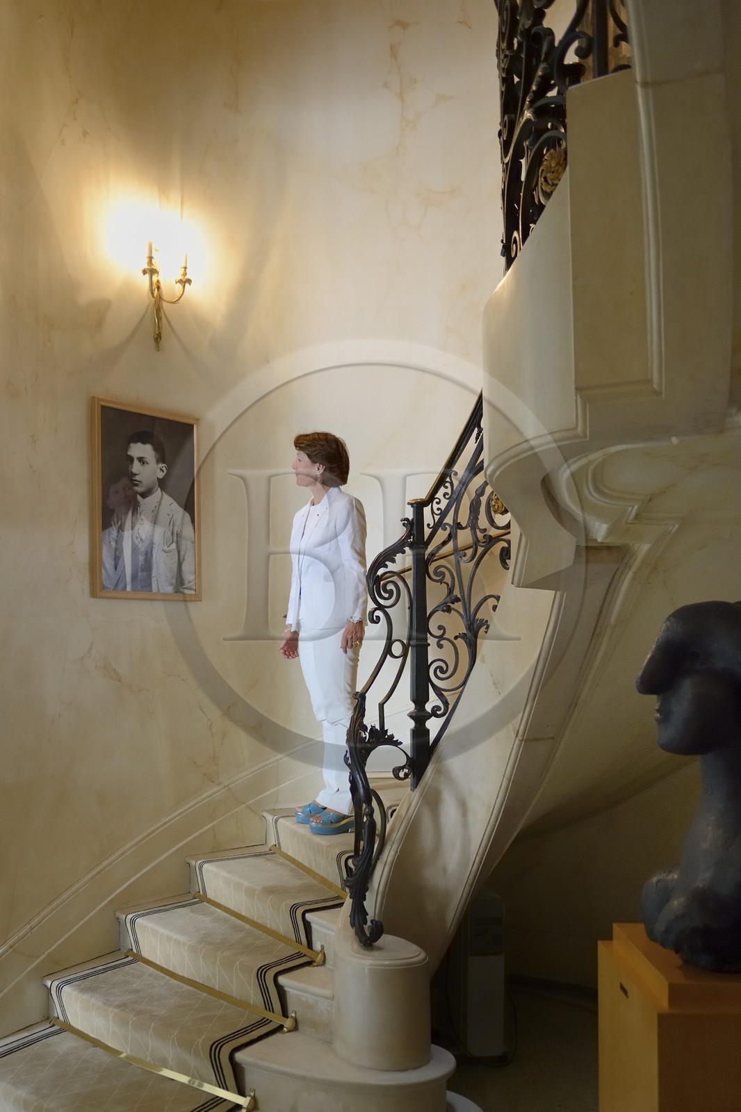 France, Alpes-Maritimes (06), Cannes, la villa La Californie où vécu Pablo Picasso, aujourd'hui renommé le Pavillon de Flore par Marina Picasso, Marina Picasso petite fille de Picasso regardant une photo de Pablo Picasso jeune