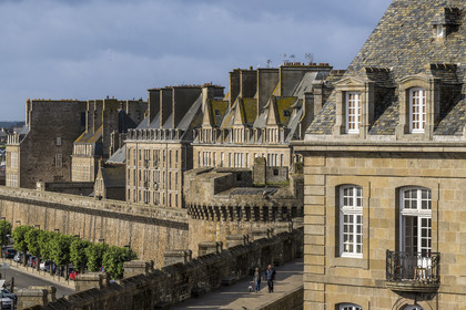 France, Ille-et-Vilaine (35), Côte d'Emeraude, Saint-Malo, le chemin de ronde sur les remparts au niveau de la Porte Saint-Vincent et la ville intra-muros