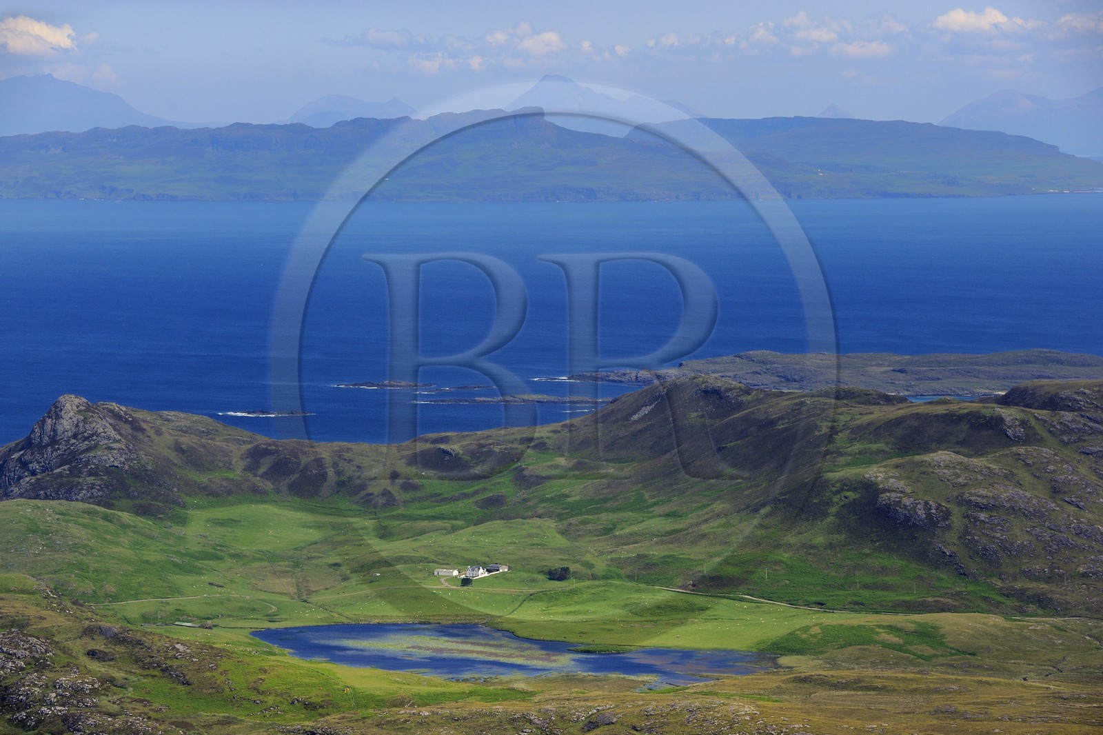 Royaume-Uni, Ecosse, Highland, Hébrides intérieures, presqu'ile de Ardnamurchan face à l'Ile de Mull, ferme isolée au petit Loch Grigadale, Ile de Eigg en arrière plan et Ile de Skye à l'horizon (vue aérienne)