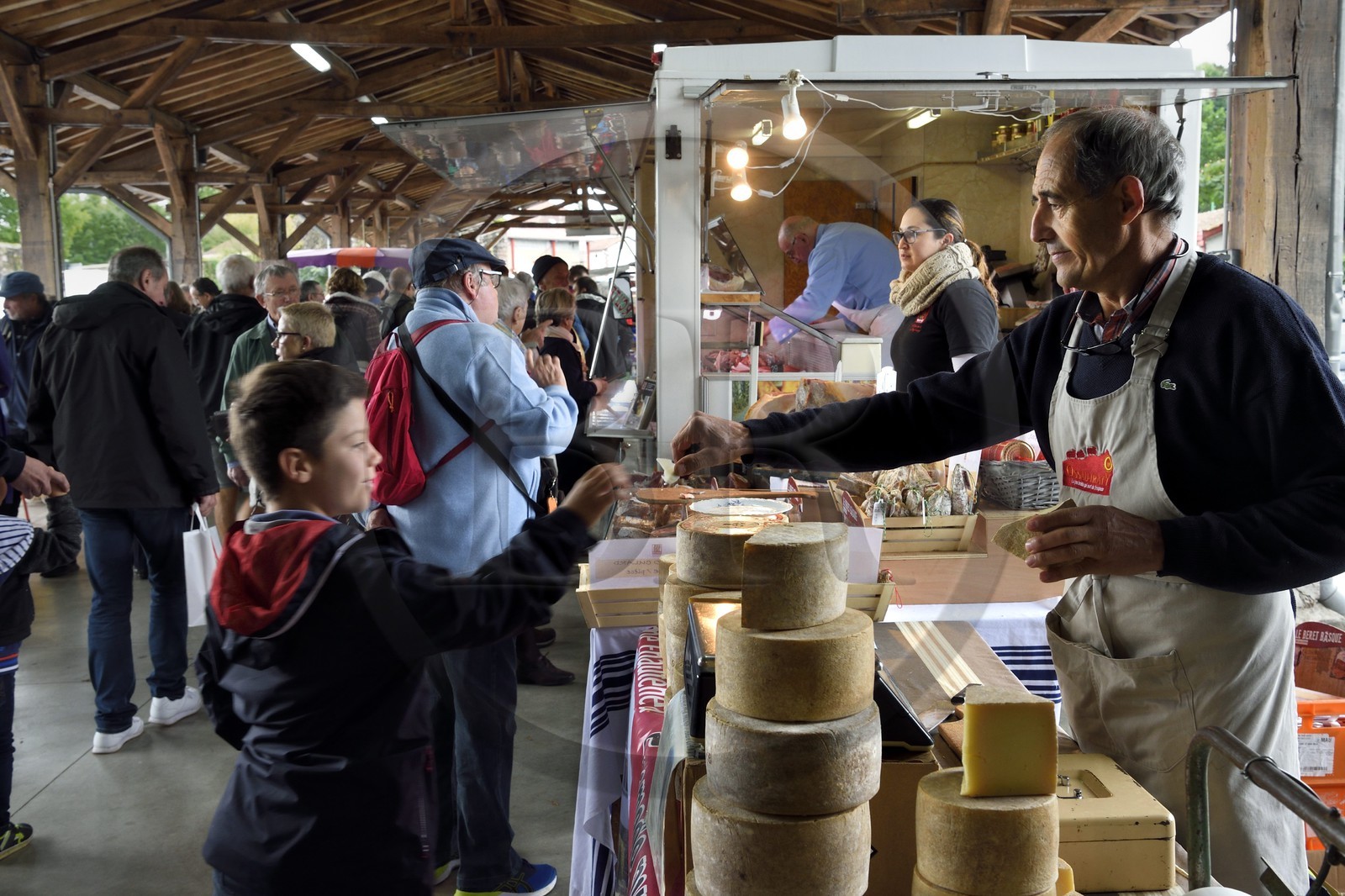 France, Pyrénées-Atlantiques (64), Pays-Basque, Saint-Jean-Pied-de-Port, le marché couvert, étal de fromage basque pur brebis Tambourin AOC Ossau-Iraty