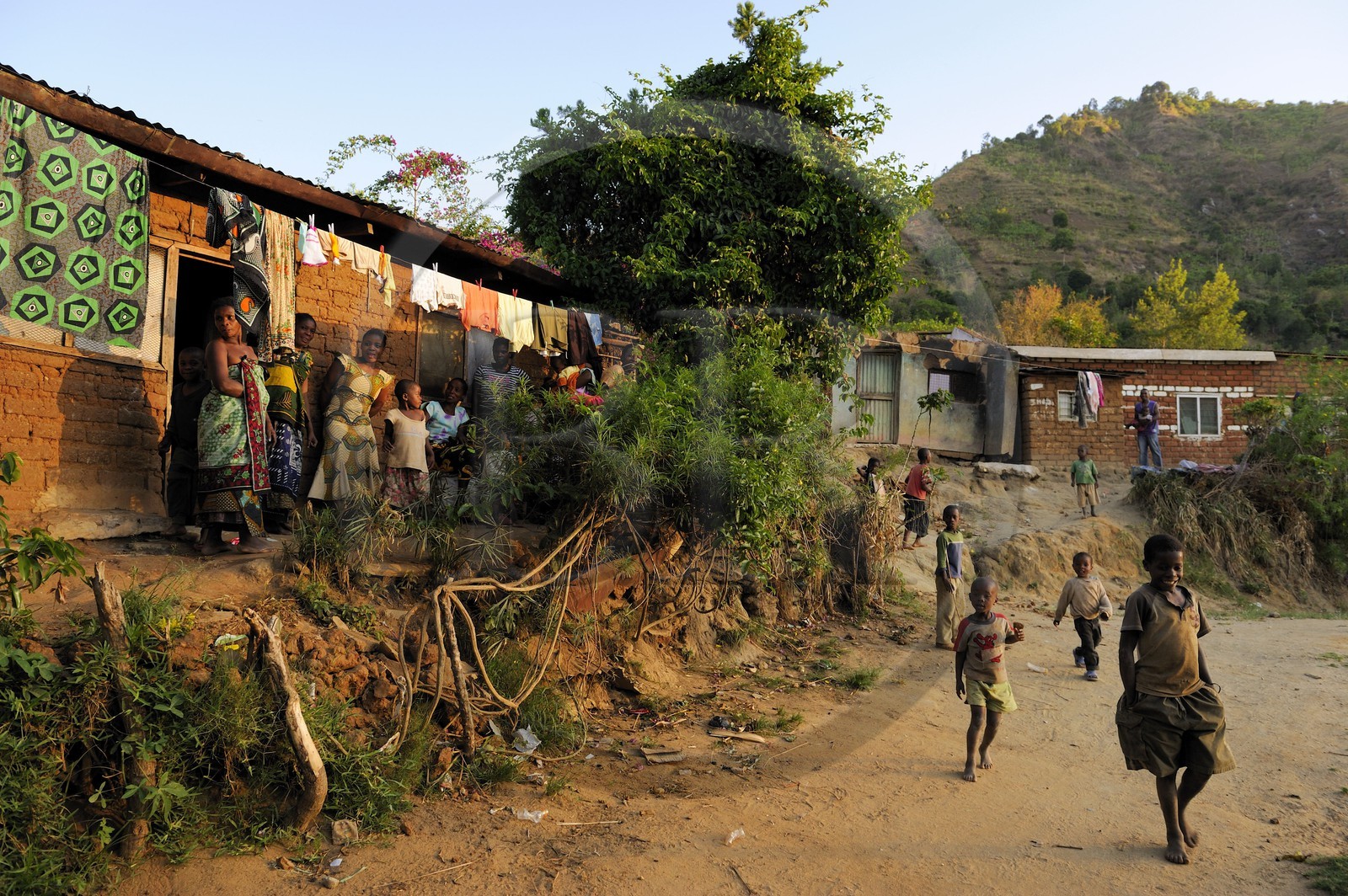 Tanzanie, région de Morogoro, les Monts Uluguru, femmes et enfants dans un village aux alentours de l'ancien refuge allemand de Morningside