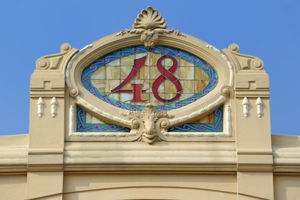 Italie, Toscane, province de Lucques, station balnéaire de Viareggio, la promenade Passeggiata avec ses cafés et ses commerces, le batiment Magazzini Duilio 48 sur le Lungomare