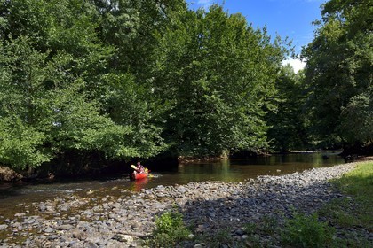 France, Dordogne, Périgord Noir, canoeing down the Auvezere river between Cherveix-Cubas and Tourtoirac