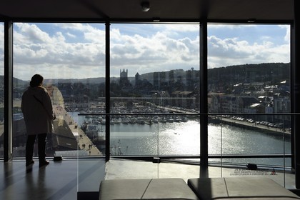 France, Seine-Maritime (76), Pays de Caux, Côte d'Albâtre, Les Pêcheries - Musée de Fécamp domine l'église Saint-Etienne et le port en arrière plan