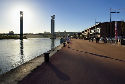 France, Seine-Maritime (76), Rouen, le pont levant Gustave Flaubert sur la Seine et les quais