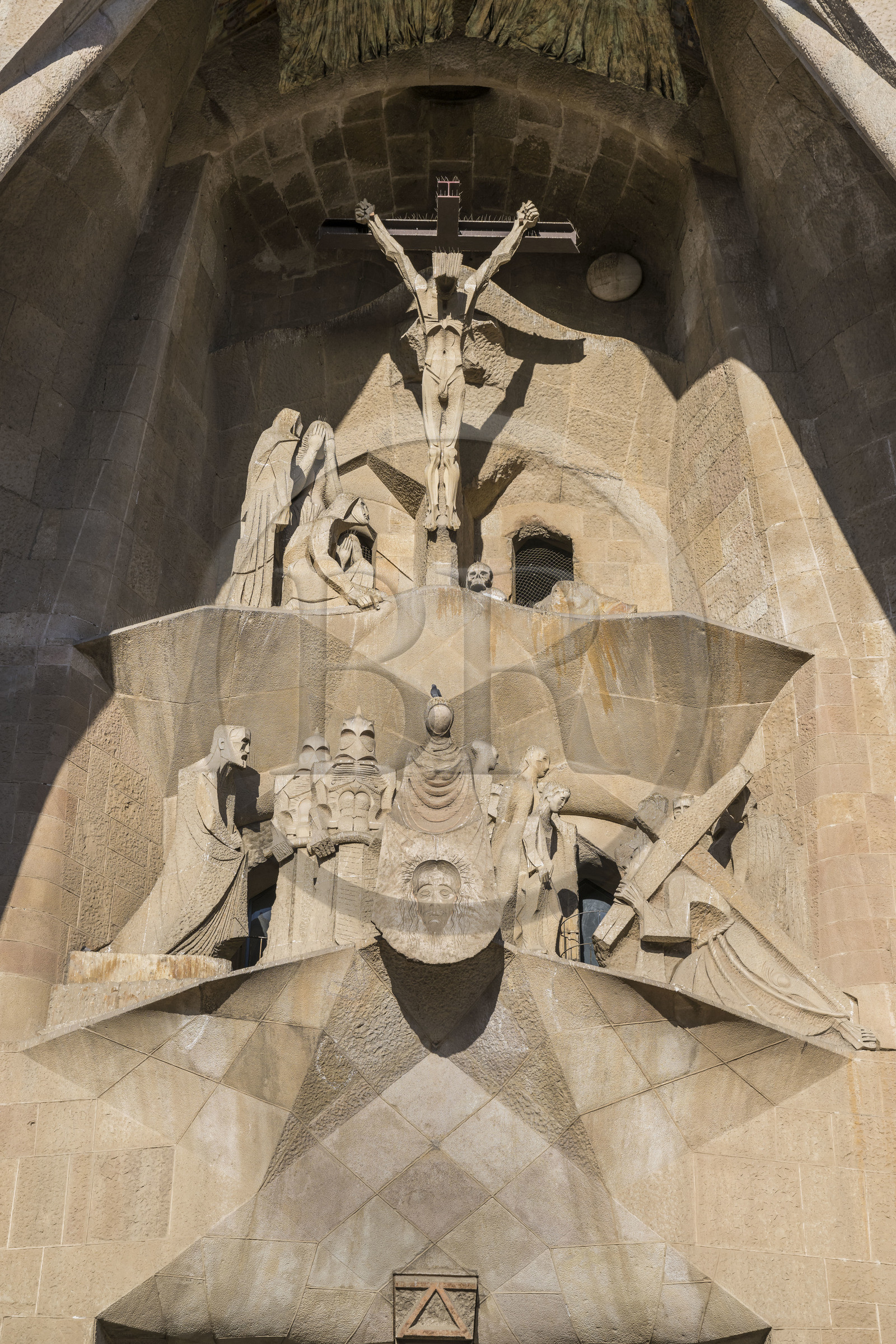 Espagne, Catalogne, Barcelone, quartier de l'Eixample, basilique de la Sagrada Familia de l'architecte du modernisme catalan Antoni Gaudi classée Patrimoine Mondial de l'UNESCO, la façade de la passion dont les sculptures ont été réalisées par Josep Maria Subirachs, la crucifixion et calvaire