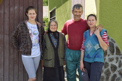 Roumanie, Transylvanie, région de Sighisoara, village de Movile, trois générations de la famille de paysans Dobre
