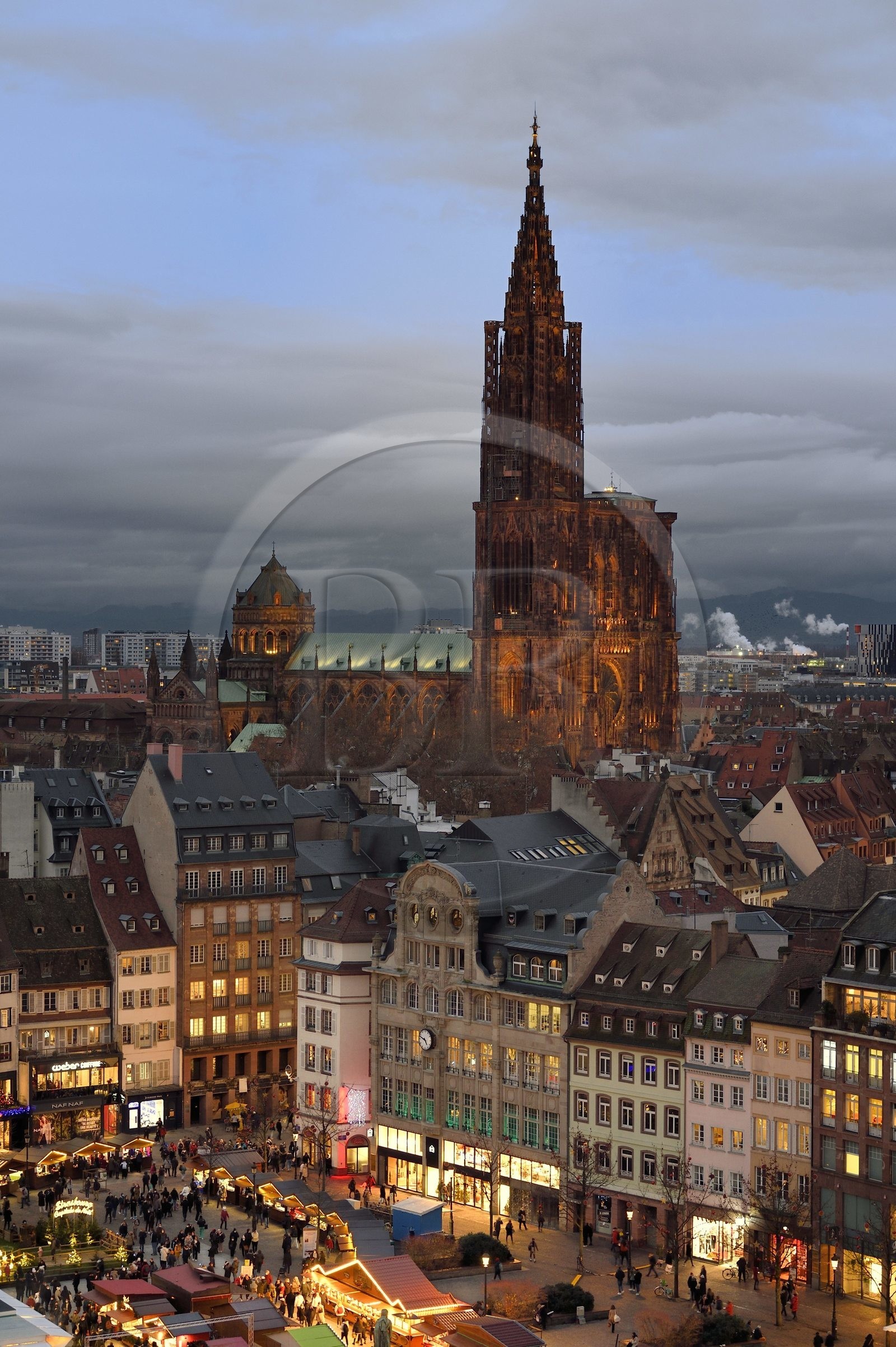 France, Bas-Rhin (67), Strasbourg, vieille ville classée au Patrimoine Mondial de l’UNESCO, la place Kléber à Noël et la cathédrale