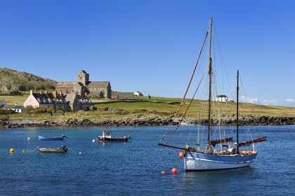 Royaume-Uni, Ecosse, Highland, Hébrides intérieures, Ile de Iona face à l'Ile de Mull, abbaye d'Iona fondée par Saint Columba au VIème siècle