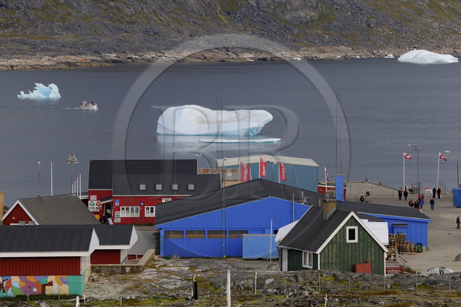 Groenland, ville de Nanortalik au sud du pays et icebergs dans la baie