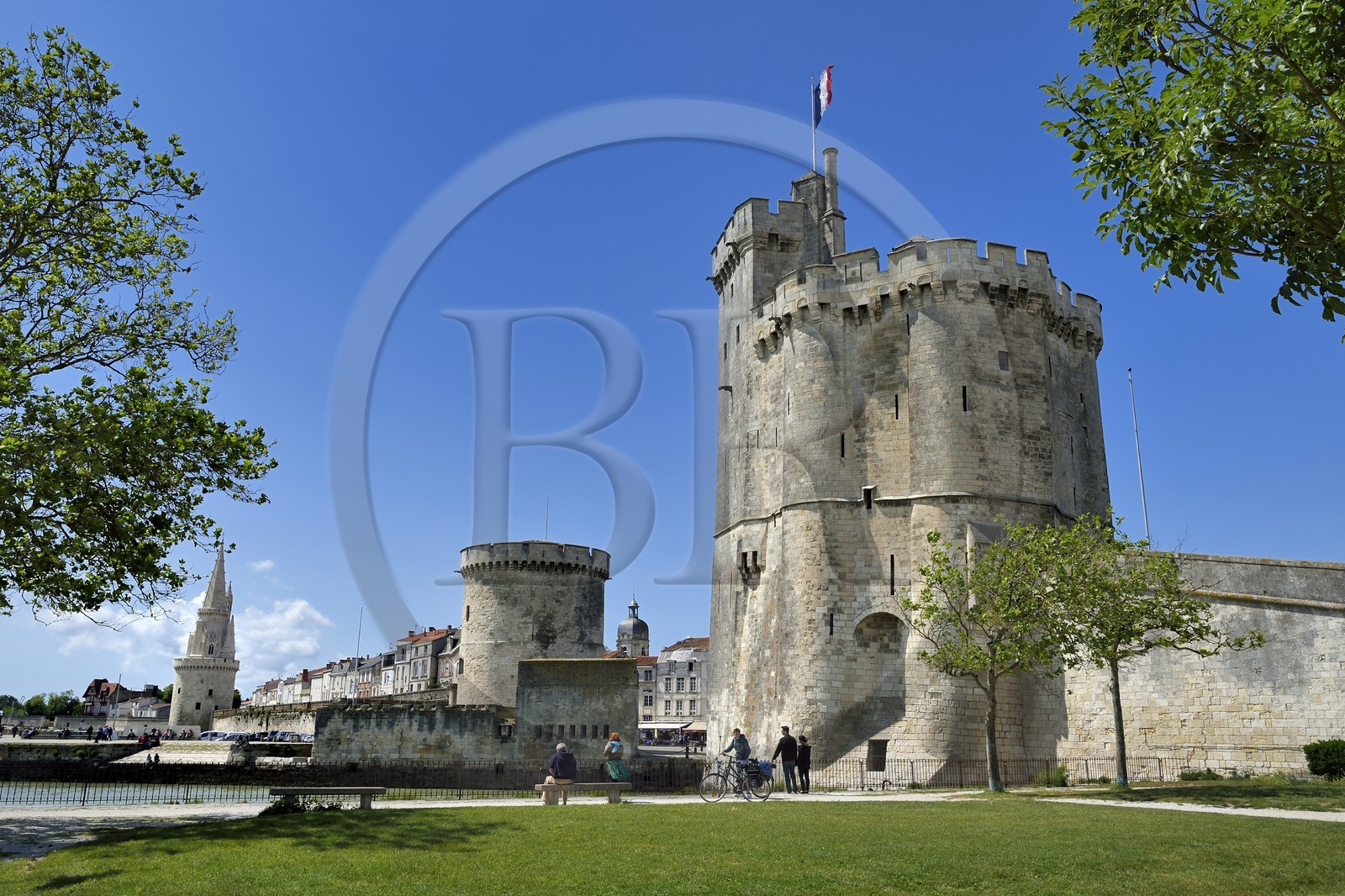 France, Charente-Maritime (17), La Rochelle, la Tour de la Chaine  à gauche et la Tour Saint-Nicolas à droite protègent l'entrée du Vieux Port, la tour de la Lanterne en arrière plan