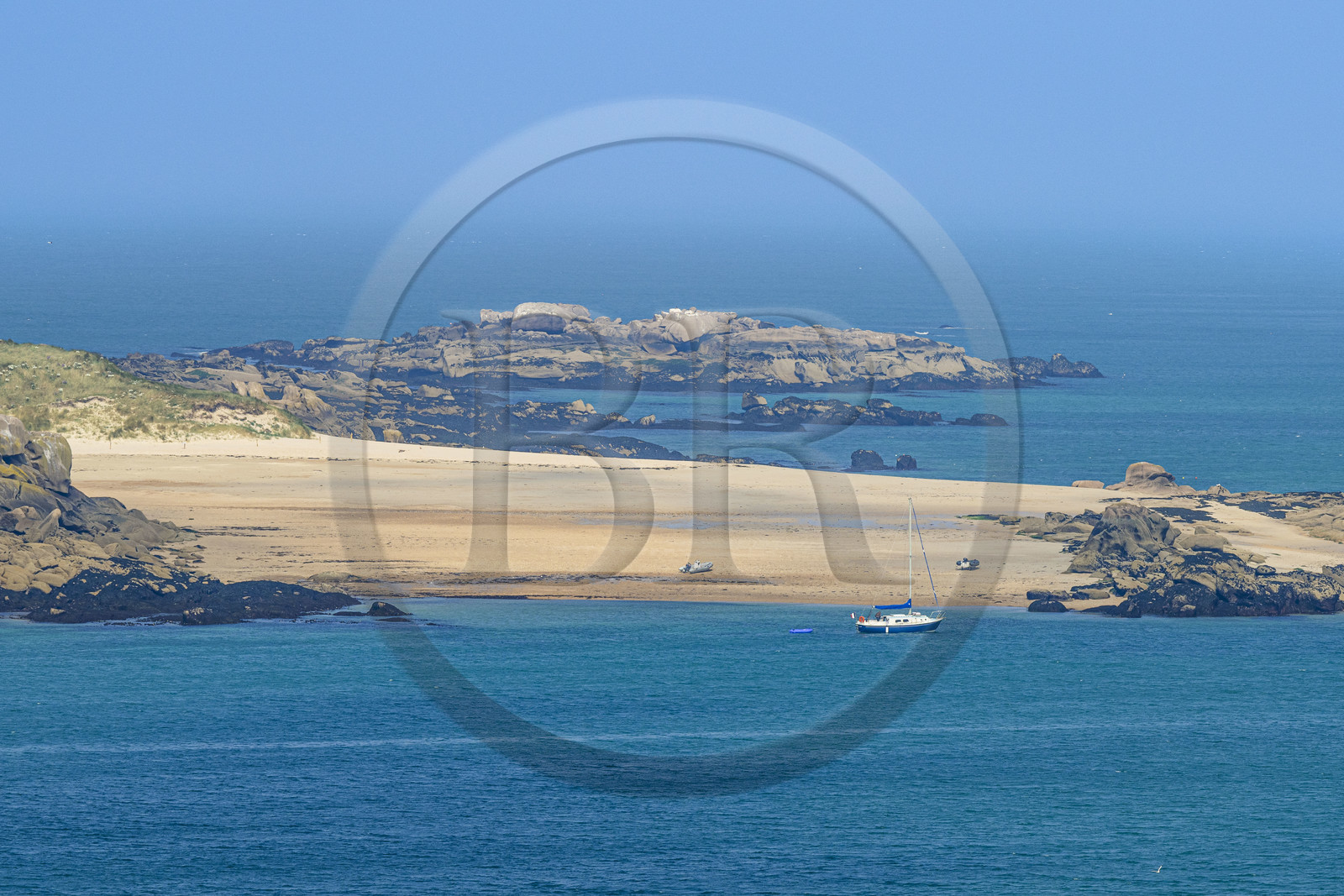 France, Côtes-d'Armor (22), Côte de Granit Rose, Trébeurden, Ile Molène, la plage à marée basse