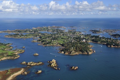France, Côtes-d'Armor (22), Ile de Bréhat, Ile de Béniguet (ou Biniguet) à gauche (vue aérienne)