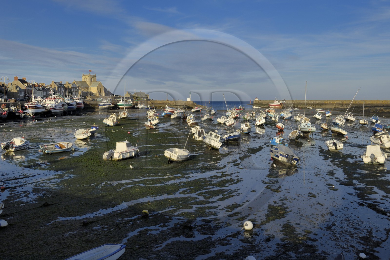 France, Manche (50), Val de Saire, port de Barfleur à marée basse, labellisé Les Plus Beaux Villages de France