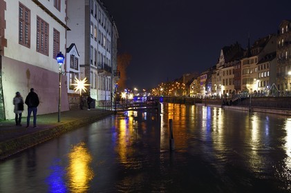 France, Bas-Rhin (67), Strasbourg, vieille ville classée au Patrimoine Mondial de l’UNESCO, les berges de l'Ill face au quai des Bateliers sous le Musée historique