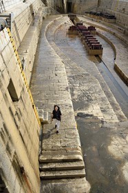France, Var (83), Toulon, la base navale (Arsenal), darse Vauban, bassin de radoub dit petit bassin Vauban construit selon les plans de l'ingénieur Antoine Groignard, l'administrateur et conservateur du musée national de la Marine Cristina Baron