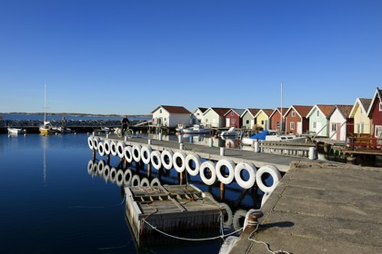 Suède, Västra Götaland, Iles Koster, Sydkoster, port de pêche de Brevik, parc à homard au premier plan pour stocker les homards avant la vente