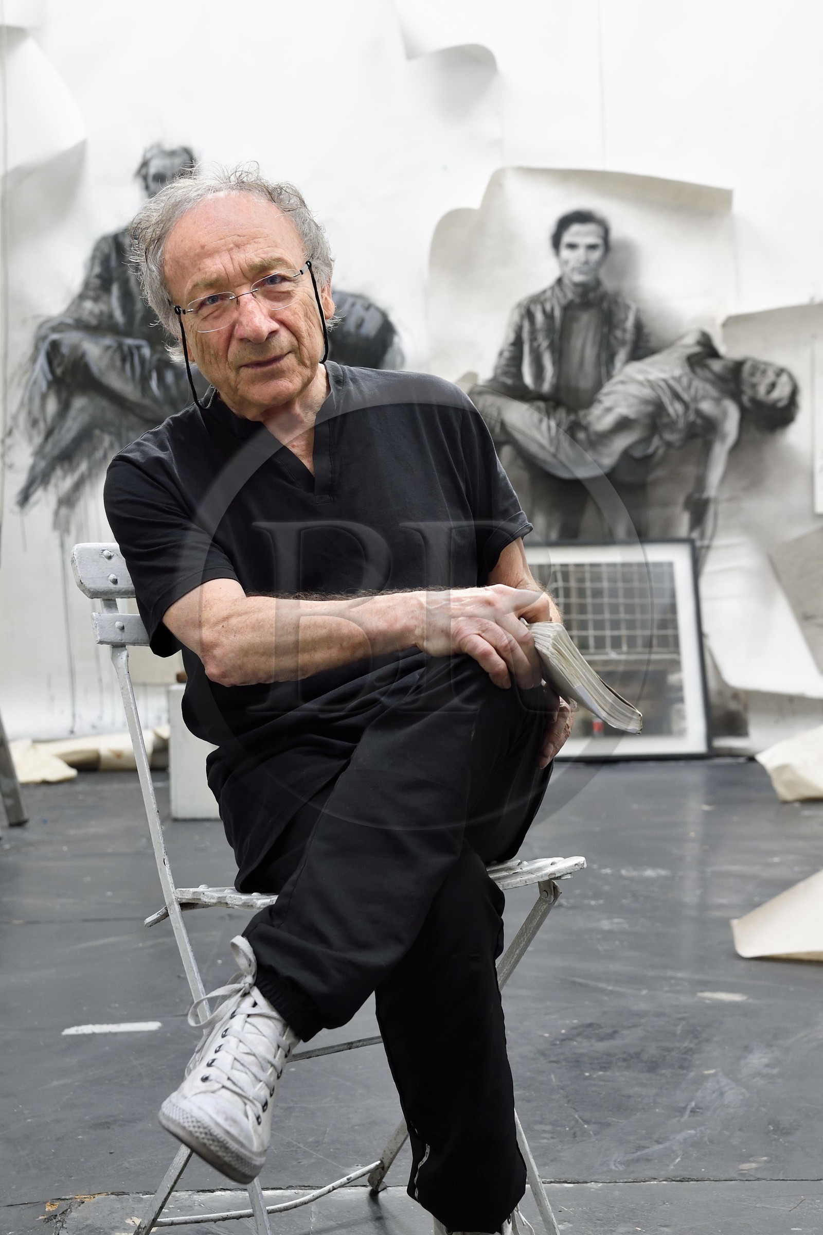 France, Ivry-sur-Seine (94), l'artiste plasticien Ernest Pignon-Ernest dans son atelier